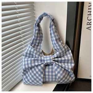 Détail du sac à main à carreaux bleus et blancs avec un grand nœud décoratif élégant