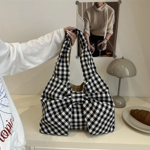 Grand sac cabas en toile à damier noir et blanc avec un grand nœud décoratif pour l'été