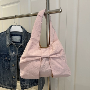 Sac à bandoulière rose en forme de nœud avec texture plissée pour usage quotidien été