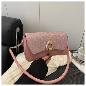 Détail du sac à paillettes roses avec fermoir en métal doré et bandoulière en chaîne