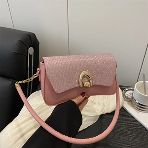 Petit sac carré rose tendance à paillettes avec boucle fer à cheval dorée et bandoulière