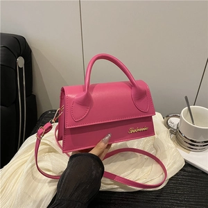 Damen Französische Mode PU Leder Kleine Quadratische Umhängetasche Minimalistische Trapez Schulter Handtasche Mit Metall Logo Casual Vielseitig