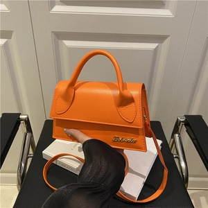 Petit sac carré orange vif avec poignée et détails de logo dorés élégants