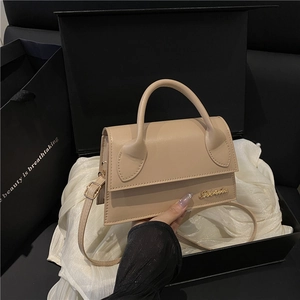 Petit sac carré minimaliste en cuir mat abricot avec logo doré et poignée supérieure