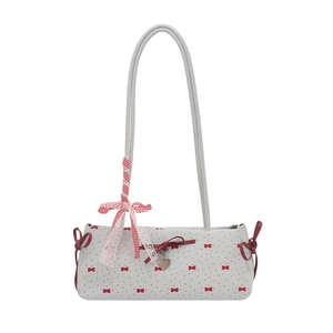 Sac baguette blanc doux avec motif nœud rouge et détails en dentelle sur fond blanc