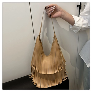 Detailansicht der braunen Hobo-Tasche im Vintage-Stil mit langen, modischen Fransen