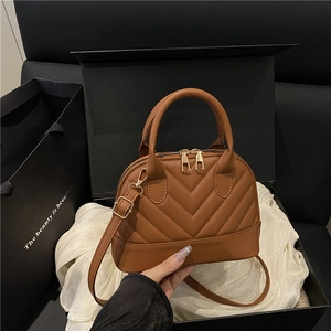 Bolso de mano acolchado marrón con detalles dorados y correa ajustable, verano 2025