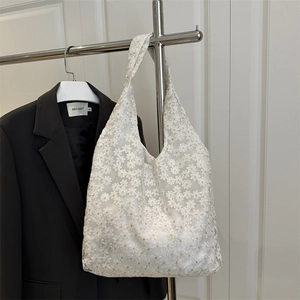 Elegant white lace daisy tote bag with floral embroidery and integrated shoulder strap