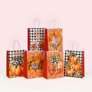 Détail de 6 sacs cadeaux en papier de Thanksgiving avec citrouilles et feuilles d'érable