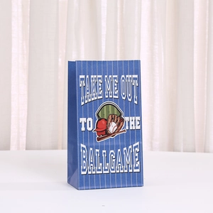 Blaue Baseball-Geschenktüte mit Streifen und dem Aufdruck Take Me Out to the Ballgame