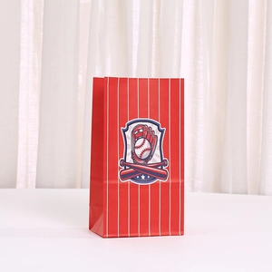 Geschenktüte aus Kraftpapier mit roten und weißen Streifen und Baseball-Logo mit Griff
