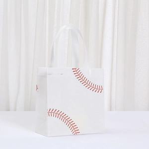 Primer plano detallado de bolsa blanca de tela no tejida con diseño de béisbol rojo