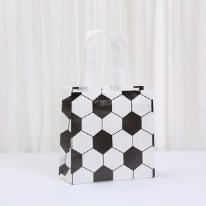 Bolsa de regalo con estampado de fútbol en blanco y negro para fiestas deportivas
