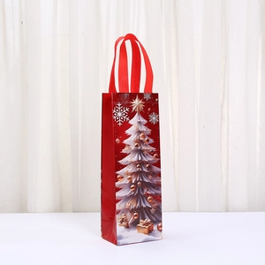 Sacchetto regalo per vino rosso di Natale in TNT con motivi di alberi e palline