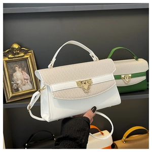 Dettaglio della patta in trama intrecciata beige con fibbia in metallo dorato