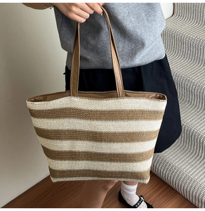 Mannequin tenant un grand sac cabas en paille tissée rayée pour plage et quotidien