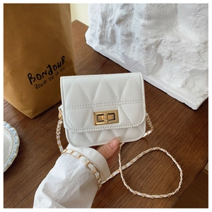 Détail du sac à main matelassé blanc avec fermoir doré et bandoulière en chaîne