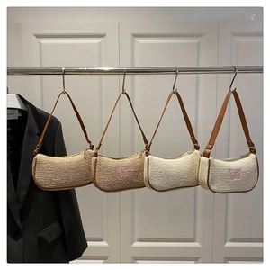 Sacs hobo en paille tressée avec bordures en cuir et détails brodés de fleurs