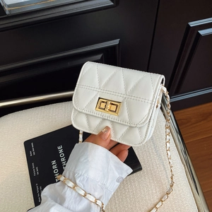 Sac à chaîne matelassé blanc minimaliste avec fermoir doré et bandoulière en cuir