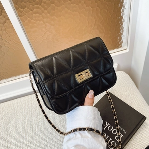 Sac bandoulière noir classique avec matelassage, chaîne dorée et fermoir rotatif en métal