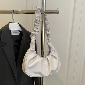 Elegante borsa a nuvola increspata bianco latte con pieghe su appendino in metallo