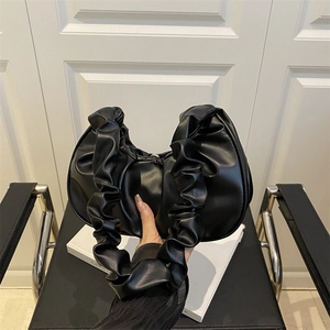 Borsa a nuvola increspata nera con manico stile scrunchie in ecopelle lucida