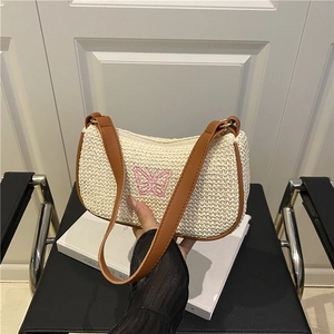Sac sous le bras en paille tressée avec broderie papillon rose et anses en similicuir marron