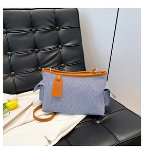 Detailansicht der Leinwand-Streifen-Tasche mit braunen Ledertaschen und Tulpendekor