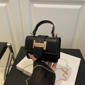 Petit sac carré noir brillant avec boucle H dorée et bandoulière en chaîne