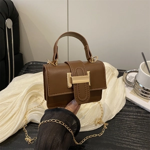 Petit sac carré marron minimaliste avec bandoulière chaîne dorée et boucle en métal chic