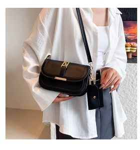 Details der schwarzen Satteltasche aus Leder mit goldener Schnalle und Mini-Münzfach
