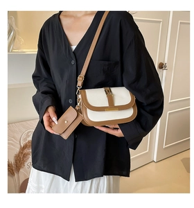 Detailansicht der Retro-Satteltasche im Color-Block-Design mit Metallschnalle und Etui