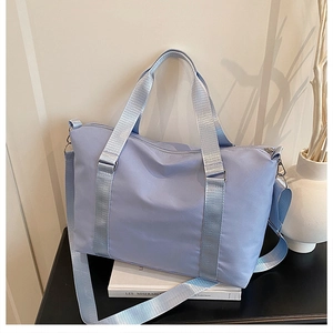 Borsa da viaggio celeste impermeabile con tracolla regolabile e manici robusti