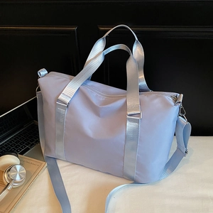 Borsa da viaggio capiente azzurra con manici superiori e tracolla regolabile