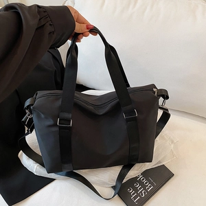 Grande borsa da viaggio in nylon nero con tracolla regolabile e chiusura a cerniera