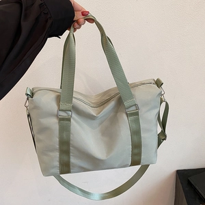 Borsa da viaggio grande in nylon verde pallido con manici rinforzati e tracolla regolabile