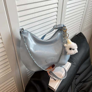 Hellblaue glänzende PU-Schultertasche mit Kettenriemen und Plüschpuppen-Anhänger