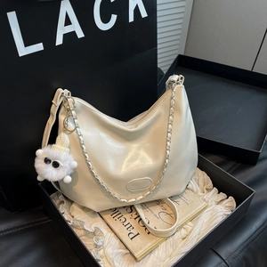 Cremefarbene Hobo-Tasche mit Metallkette und Plüsch-Anhänger für den Alltag