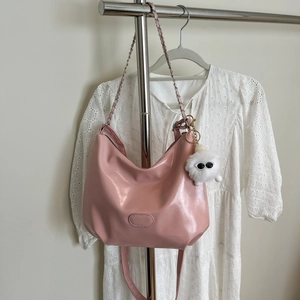 Rosa glänzende Hobo-Tasche mit Silberkette und Plüschmonster-Anhänger für Damen