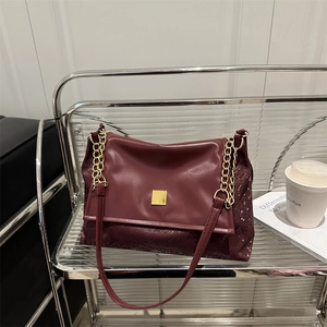 Sac bandoulière bordeaux chic avec motif serpent et fermoir métallique carré doré