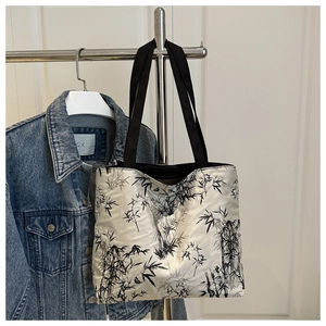 Détail du sac cabas en toile avec imprimés traditionnels de bambou à l'encre et anses noires