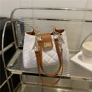 Bolso de Hombro Acolchado con Diseño de Diamantes para Mujer Bolso Tote de Cuero PU con Cierre de Giro de Metal Correa de Cadena Bolso de Mano en Contraste