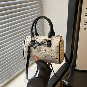 Sac Boston Jacquard à Nœud Papillon pour Femmes Style Coréen Ins Couleur Contrastée Sac à Main Tendance Bandoulière Avec Pendentif Cœur