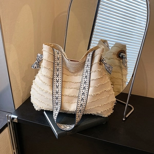 Sac fourre-tout en toile beige avec franges et large bandoulière à motifs géométriques