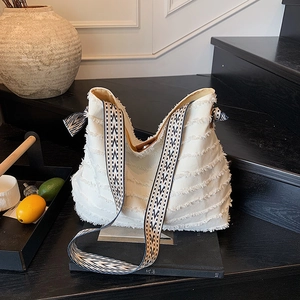 Sac cabas en toile blanche avec bordures à franges et bandoulière tissée géométrique