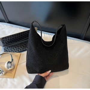 Vue détaillée d'un sac hobo en daim noir orné de strass brillants avec une texture fine