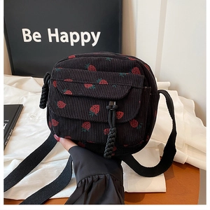 Detail der Cord-Umhängetasche mit Erdbeerdruck, Frontklappe und Reißverschluss-Detail