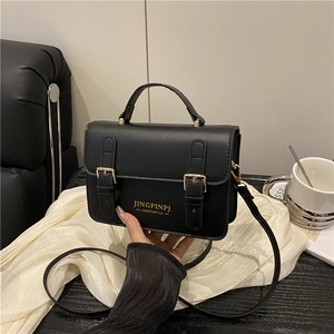 Borsa a tracolla in pelle nera con fibbie dorate e manico su tessuto di seta bianca