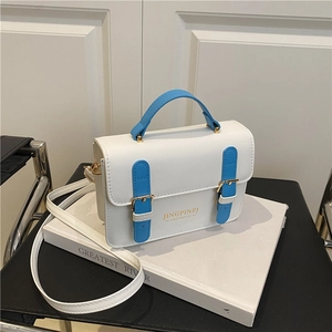 Piccola borsa a tracolla bianca e blu Klein elegante con fibbia dorata su bianco