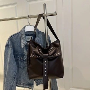 Sac à épaule en cuir marron foncé avec grand nœud orné de strass et large bandoulière